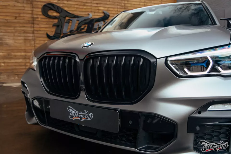 Матовый облик и прочная защита: оклеили BMW X5 серым матовым полиуретаном